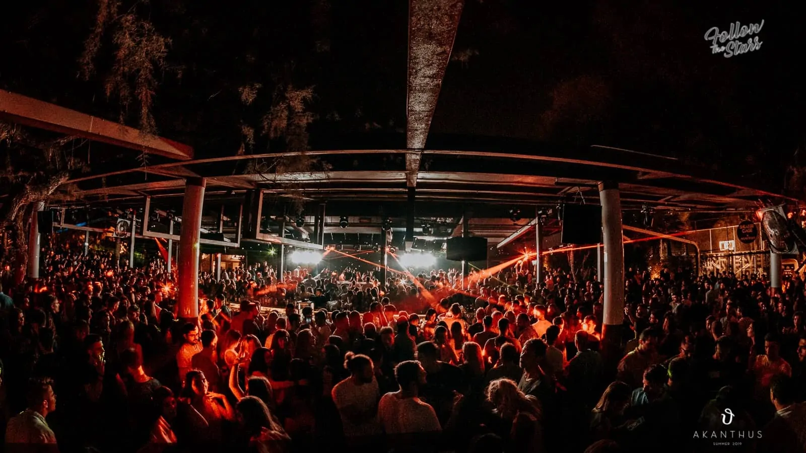 Beach party σε club της Αθηναϊκής Ριβιέρας με κόσμο και DJs